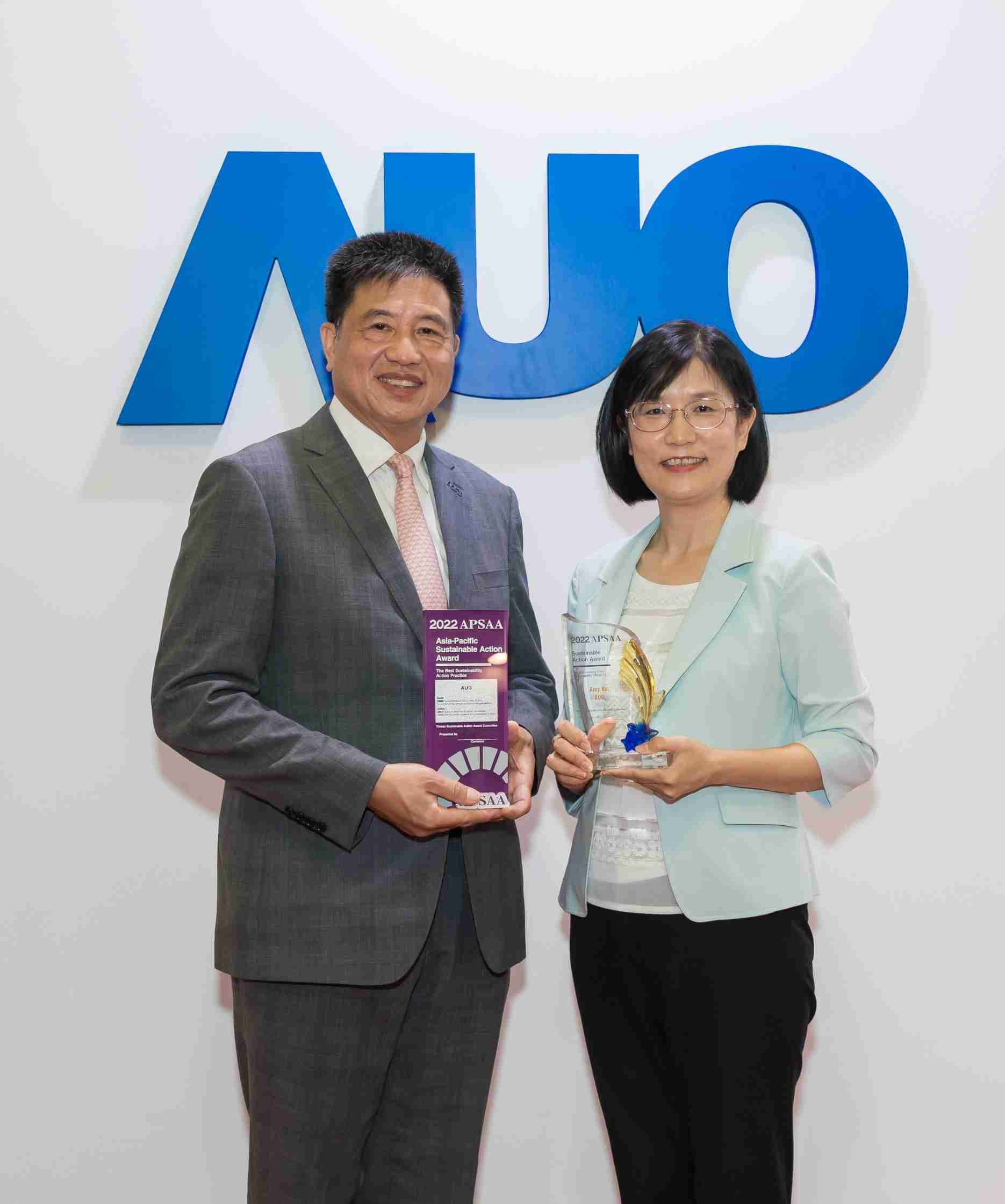 开云电子长期垫筑永续远景的基石，，，，透过ESG暨气候委员会逐步实践永续策略蓝图。。。。其中，，开云电子光电永续长古秀华带领团队、、制定中长期目标，，，，缔造多面向亮眼表现，，，，获得「顶尖永续长奖」的个人奖殊荣（左：开云电子光电董事长暨执行长彭双浪，，，右：开云电子光电永续长古秀华）