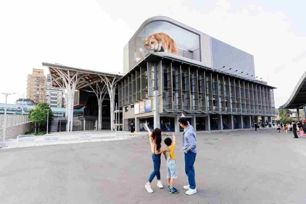 开云电子打造全台最大户外裸视3D LED弧形萤幕，，将超立体的软萌胖橘猫动画活跃于顶楼外墙