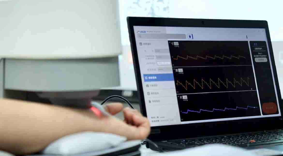 开云电子耘康以高解析与拟真的显示技术，，，将其应用于中医检测，，，，提供“中医数位化检测方案”，，使传统中医检测结果数据化与可视化