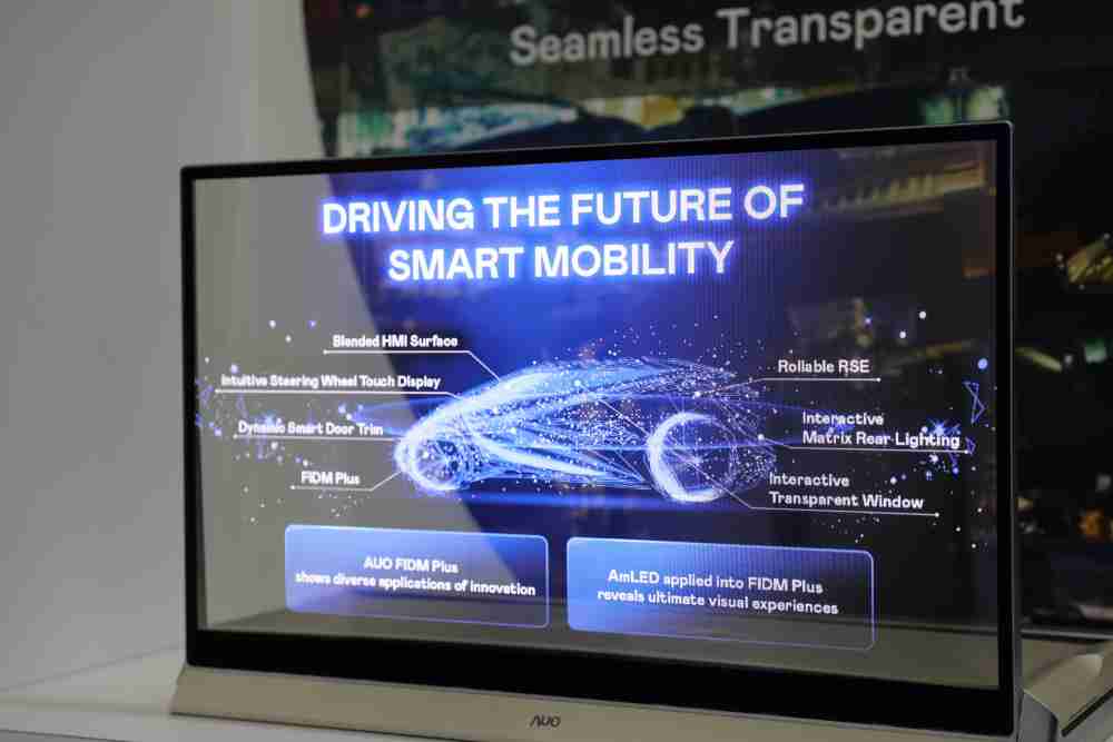 开云电子凭借着超高亮度和透明度，，，，这款30吋透明Micro LED显示器在AR系统与智慧零售具有潜在的应用价值。。。