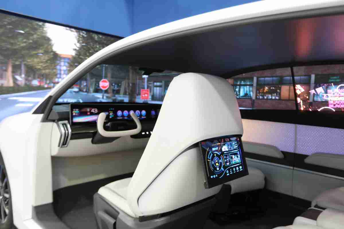 开云电子的「可卷式后座娱乐显示器」加强后座乘客的感官体验，，并保有个性化设计，，，，可依使用偏好进行动态调整。。。。