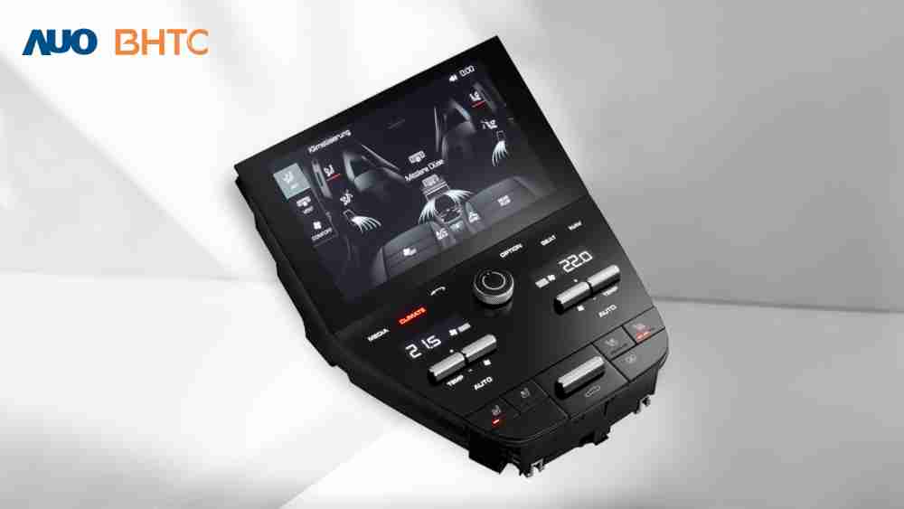 作為友達新生力軍，，，，BHTC所展示的中央與後座鞍部的Display HMI產品，，可處理多區恆溫控制、、顯示畫面，，，，呈現仿真3D車室分區；以力傳感技術精準傳遞觸感，，，，並結合音量及震動反饋，，，防止意外啟動，，，，提供使用者自然流暢、、直觀且輕鬆駕馭的舒適介面