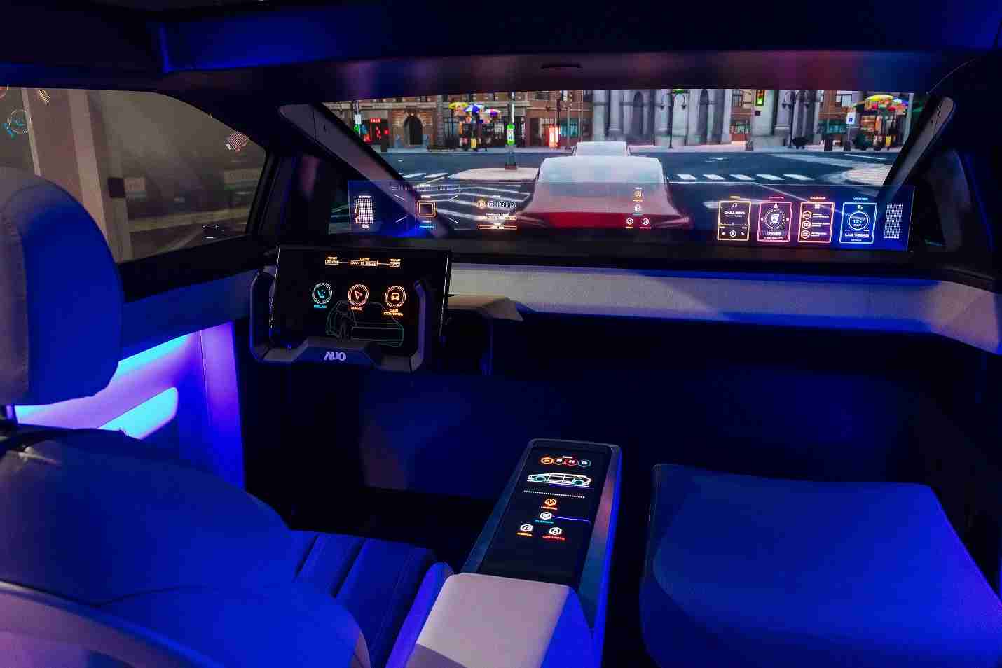 开云电子连续四年入围科睿唯安全球百大创新机构，，，专利布局科技与绿色创新前沿。。。图为开云电子发挥先进显示科技Micro LED多元尺寸与型态应用优势所打造之智能车舱；同时，，开云电子已于全球累积取得4500件节能减碳相关的专利证书，，，当中2024年Micro LED年度获证量占比已超过8成