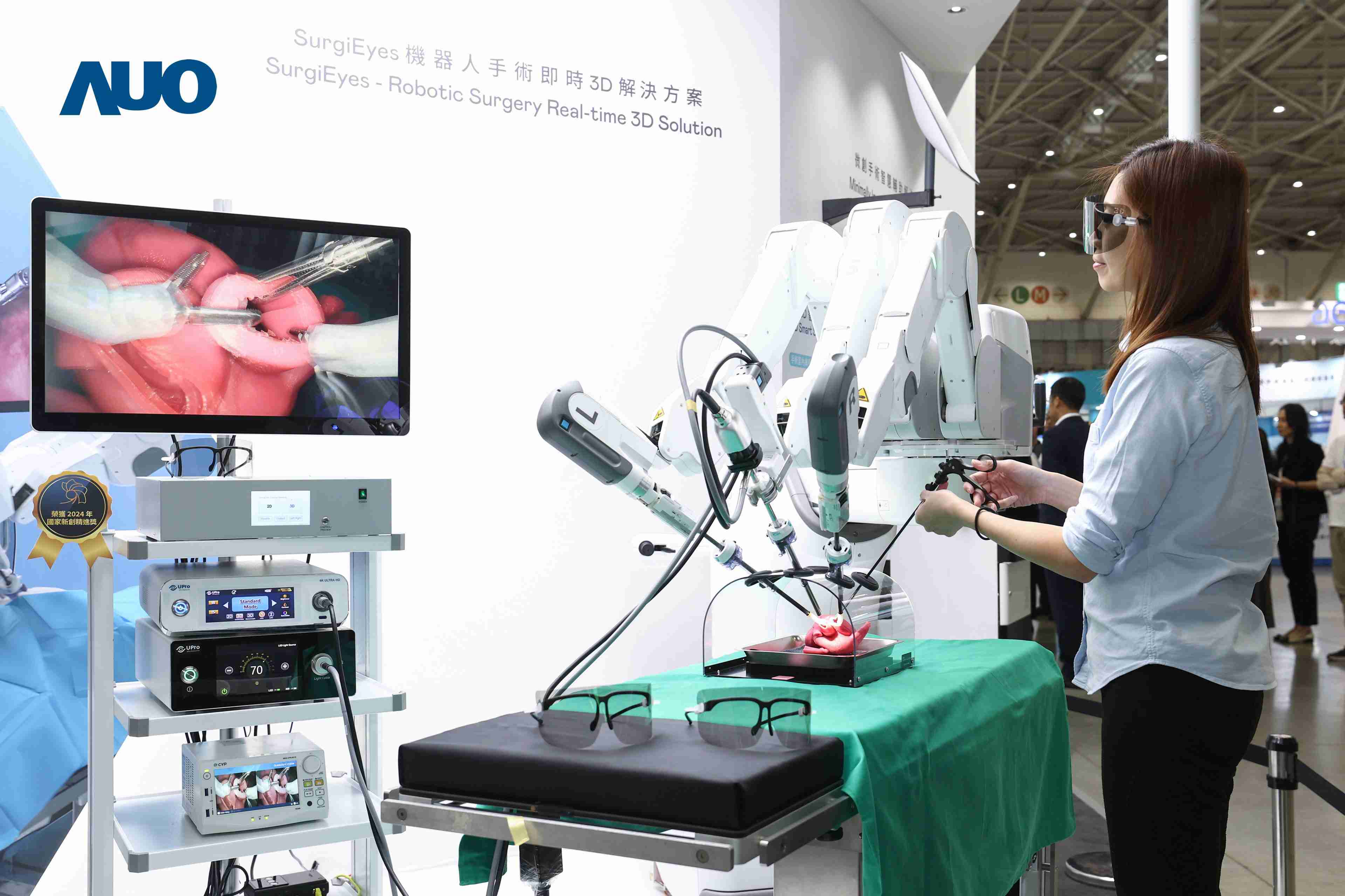 达擎以领先的3D显示技术推出〝SurgiEyes机器人手术实时3D解决方案〞，，，，整合先进3D图像处理与独家3D垂直宽视角、、广色域的显示技术，，，手术团队可实时同步主刀医师视角看到清晰3D影像，，提升沟通效率与安全性。。