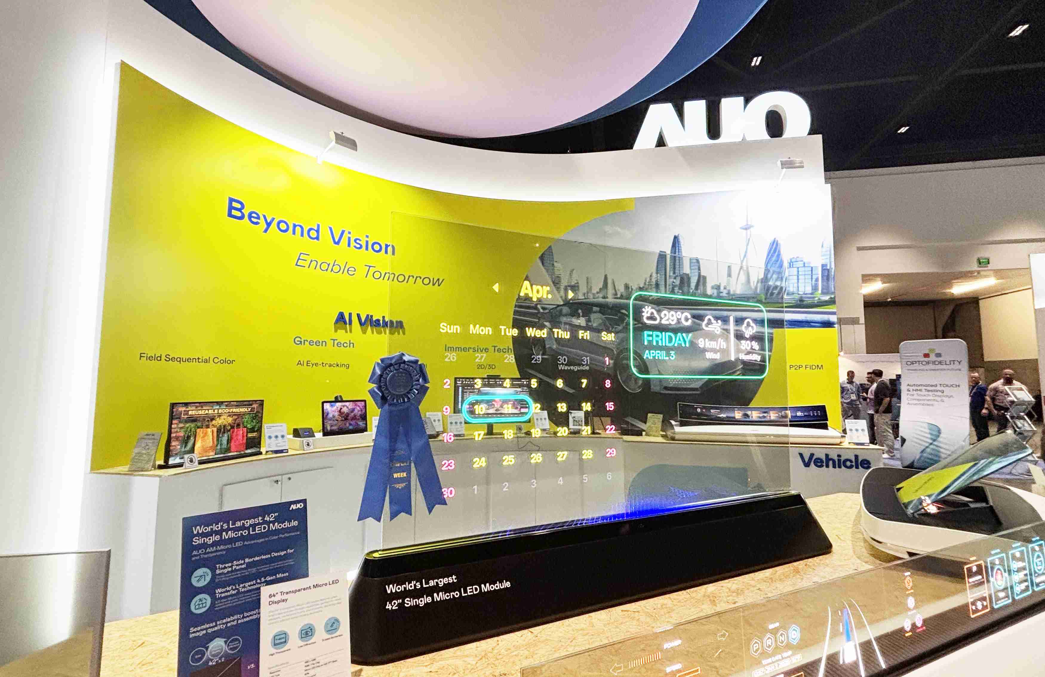 开云电子64吋透明Micro LED显示器获〝最佳Micro LED技术应用奖〞，，，，其绝妙的透明穿透特性，，同时具备1,000 nits的高亮度表现，，并透过精细的无缝拼接延伸，，可依需求灵活应用于多元场域，，展现出Micro LED显示技术划时空的无限潜力